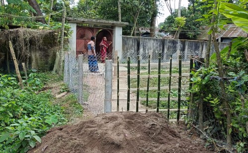 শতবর্ষী এক রাস্তায় অবরুদ্ধ ৭ পরিবার