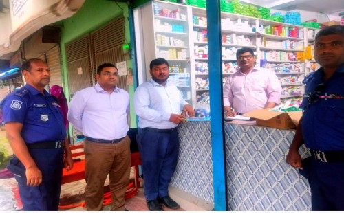 চুয়াডাঙ্গায় বিভিন্ন ফার্মেসিতে ওষুধ প্রশাসন অধিদপ্তরের অভিযান