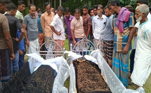 উথলীতে প্রতিপক্ষের হামলায় নিহত দুই সহোদরকে পাশাপাশি দাফন