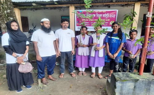 আলমডাঙ্গায় প্লাস্টিকের বদলে সবুজ উপহার