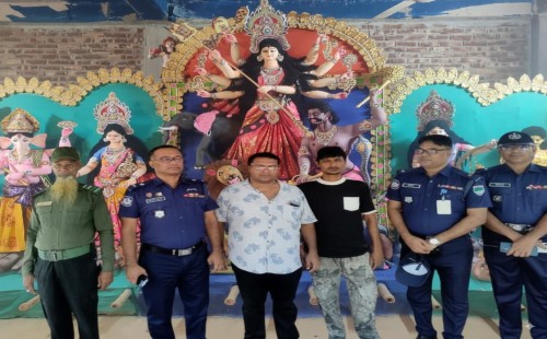 আলমডাঙ্গার বিভিন্ন পূজামণ্ডপ পরিদর্শনকালে পুলিশ সুপার গোলাম মওলা