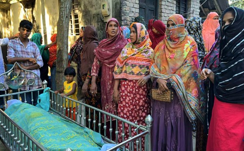 ১০ ঘণ্টা পর পুলিশের হস্তক্ষেপে দাফন