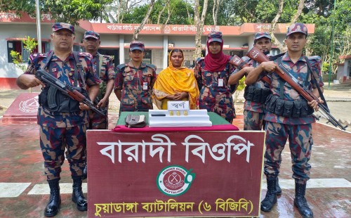 ৩টি স্বর্ণের বারসহ নারী আটক