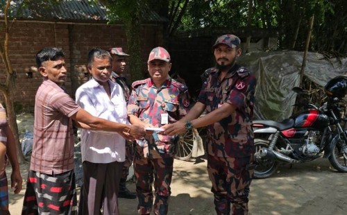 মহেশপুর-৫৮ বিজিবি অধিনায়কের পূজামণ্ডপ পরিদর্শন