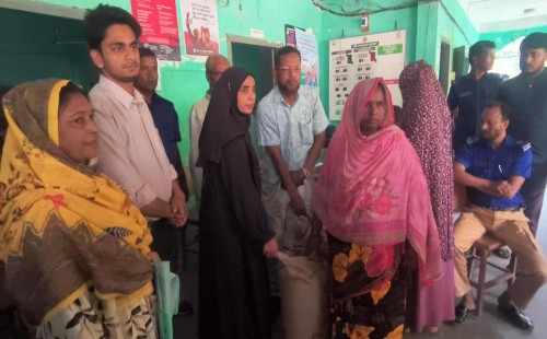 গাংনীর সাহারবাটিতে ভিডব্লিউবি’র চাল বিতরণ
