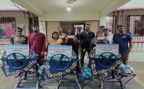 মেহেরপুরে খামারিদের মাঝে ঘাস ও খড় কাটার মেশিন বিতরণ