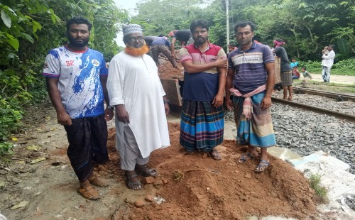 জামায়াতের উদ্যোগে উথলীতে ভাঙা রাস্তা মেরামত
