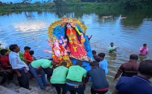 চুয়াডাঙ্গায় ভক্ত-বিশ্বাসীদের অশ্রুসজলে শেষ হলো শারদীয় দুর্গোৎসব