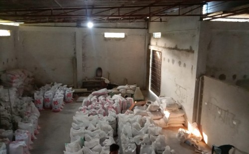 হাটবোয়ালিয়ায় ভেজাল ভুষি উৎপাদন, ধরা পড়ল হাতে-নাতে