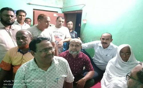 বন্ধুর মাকে দেখতে এসএসসি ৯২ ব্যাচের বন্ধুরা