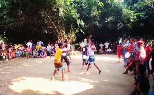 বড়বোয়ালিয়ায় গ্রাম বাংলার ঐতিহ্যবাহী লাঠি খেলা