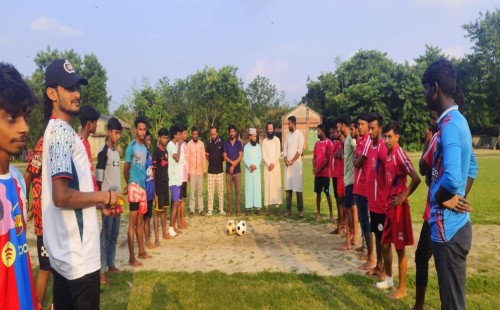 উথলীতে ফুটবল উপহার দিল জামায়াত