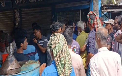 দামুড়হুদায় সারে সংকট, লাইনে দাঁড়িয়ে কৃষকদের হাহাকার