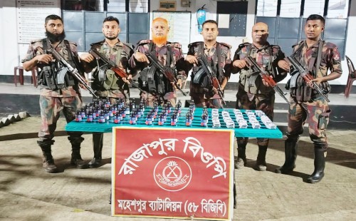 জীবননগর ও মহেশপুর সীমান্তে বিজিবির অভিযান