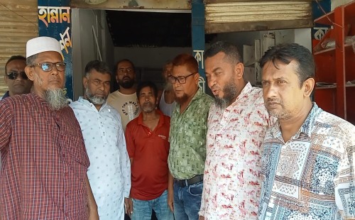 আলমডাঙ্গার আগুনে ক্ষতিগ্রস্ত লন্ড্রি দোকানীর পাশে শরীফুজ্জামান