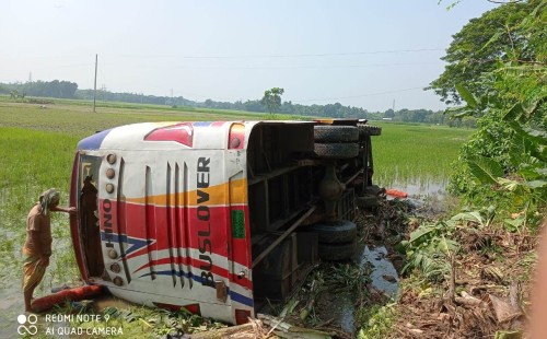 চুয়াডাঙ্গায় নিয়ন্ত্রণ হারিয়ে খাদে যাত্রীবাহী বাস; আহত অন্তত ৮ চুয়াডাঙ্গায় নিয়ন্ত্রণ হারিয়ে খাদে যাত্রীবাহী বাস; আহত অন্তত ৮