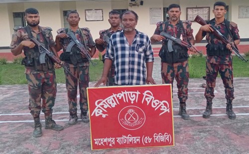 মহেশপুর সীমান্তে বিজিবির অভিযানে মদ উদ্ধার, দালালসহ ৮ জন আটক