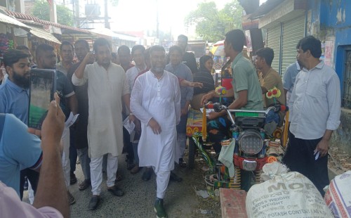 দিন-রাত এক করে মানুষের দুয়ারে দুয়ারে ছুটছেন বিএনপি নেতা শরীফুজ্জামান