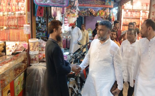 আলমডাঙ্গায় গণসংযোগকালে জেলা বিএনপির সেক্রেটারি শরীফুজ্জামান শরীফ আলমডাঙ্গায় গণসংযোগকালে জেলা বিএনপির সেক্রেটারি শরীফুজ্জামান শরীফ