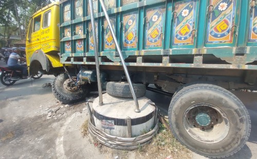 চুয়াডাঙ্গা কোর্ট মোড়ে ট্রাকের ধাক্কায় ভেঙে গেল দোয়েল ভাস্কর্য