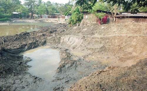 গাংনীতে বসতবাড়ির পাশে অবৈধভাবে পুকুর খনন