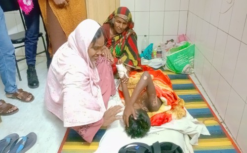 চুয়াডাঙ্গায় ট্রেন থেকে পড়ে আহত পথশিশুর পরিচয় মিলেছে চুয়াডাঙ্গায় ট্রেন থেকে পড়ে আহত পথশিশুর পরিচয় মিলেছে