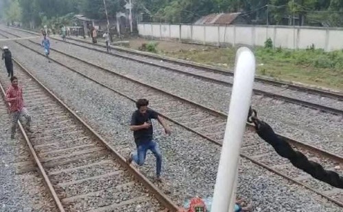 সন্তানের মৃত্যু শোকে রেললাইনে মায়ের আত্মহত্যার চেষ্টা