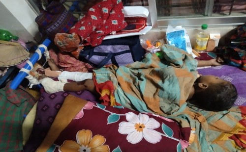 সড়ক দুর্ঘটনায় আহত অসহায় শিশুর পাশে ইউএনও