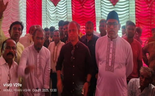 গড়াইটুপির কলাগাছি পূজামণ্ডপ পরিদর্শনকালে বাবু খান