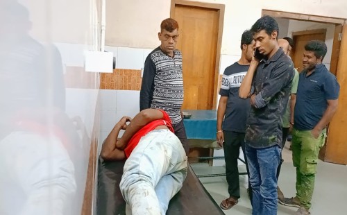 আলমডাঙ্গায় দু র্বৃ ত্তদের হামলায় যুবক গুরুতর আহত