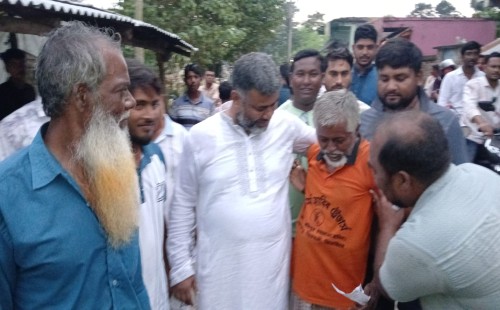 আসমানখালি পানের হাটে গণসংযোগকালে ব্যবসায়ী-কৃষকের ভালোবাসায় সিক্ত শরীফুজ্জামান