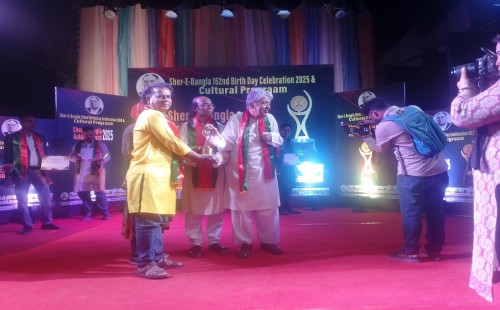 ‘শেরে বাংলা’ পদকে ভূষিত দর্শনার ধীরু বাউল ‘শেরে বাংলা’ পদকে ভূষিত দর্শনার ধীরু বাউল