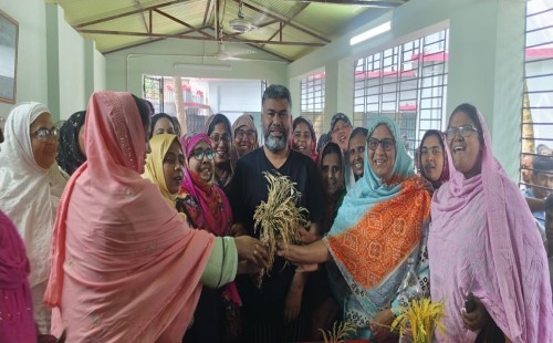 চুয়াডাঙ্গা-১ আসনে মনোনয়ন পাওয়ায় শরীফুজ্জামান শরীফকে জেলা মহিলা দলের ফুলেল শুভেচ্ছা