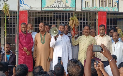 প্রচারণার ভিড়ে মানবিকতা, অসুস্থ কর্মী মনসুর আলীর খোঁজে শরীফুজ্জামান