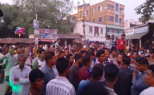 মুন্সিগঞ্জে সার বিতরণ নিয়ে সংঘর্ষের ঘটনায় সড়ক অবরোধ ও বিক্ষোভ