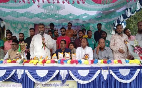 আলমডাঙ্গার রুইথনপুরে ফুটবল টুর্নামেন্টের পুরস্কার বিতরণকালে শরীফুজ্জামান