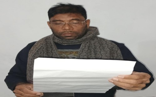 হুমকি থেকে রক্ষা পেতে এক ব্যক্তির সংবাদ সম্মেলন