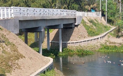 ব্রিজ নয়, যেন বিপদের ফাঁদ! প্রশস্ত নদী সরু হয়ে এখন খাল