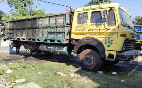 দর্শনায় বিএনপি কর্মীর ট্রাকে আগুন দিলে দুর্বৃত্তরা