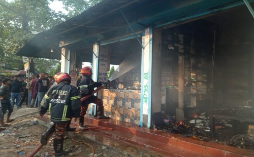 জীবননগরে লামিয়া ফার্মেসিতে ভয়াবহ অগ্নিকাণ্ড