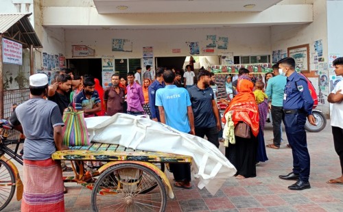 চুয়াডাঙ্গার আলুকদিয়ায় পাখিভ্যানের পিছনে বাসের ধাক্কা