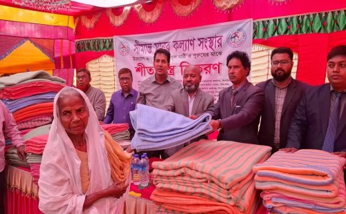 সীমান্তবর্তী গ্রামে ২০০ ছিন্নমূল মানুষের মাঝে শীতবস্ত্র বিতরণ