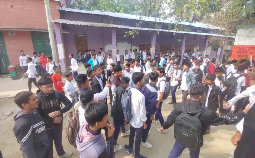 চুয়াডাঙ্গায় সরকারি স্কুলের শিক্ষকদের কর্মবিরতি, ‘পরীক্ষা হবে না, পরীক্ষা হবে’