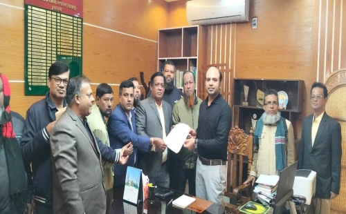 চুয়াডাঙ্গায় ৫ দফা দাবিতে ইউপি প্রশাসনিক কর্মকর্তাদের স্মারকলিপি প্রদান