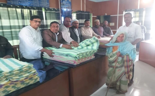 আলমডাঙ্গায় শীতার্তদের মাঝে কম্বল বিতরণ