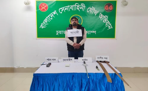 চুয়াডাঙ্গায় যৌথ বাহিনীর অভিযানে অস্ত্রসহ ‘সন্ত্রাসী’ আটক