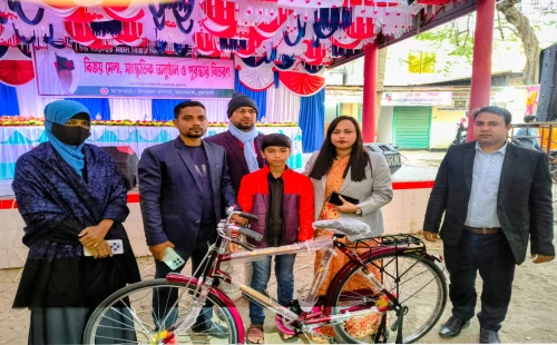 ইউএনও’র উপহারে দ্বিগুণ হাসি সেই শিশুর মুখে