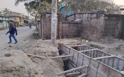 দর্শনার পরানপুরে ড্রেন নির্মাণে বাধা ‘ল্যাট্রিন’