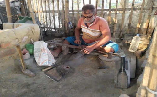 ৩৭ বছর ধরে লোহা পিটিয়ে জীবন-সংগ্রাম