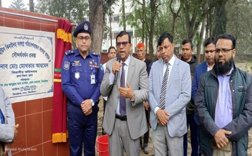 ঝিনাইদহে প্রকল্পের উদ্বোধনকালে খুলনা বিভাগীয় কমিশনার